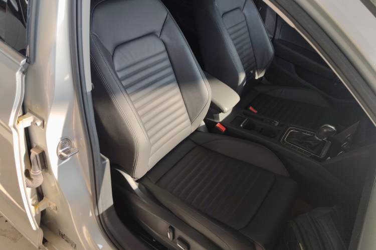 Used Volkswagen Magotan 2019 330TSI DSG Leading Edition China V Standard Right Front Seat