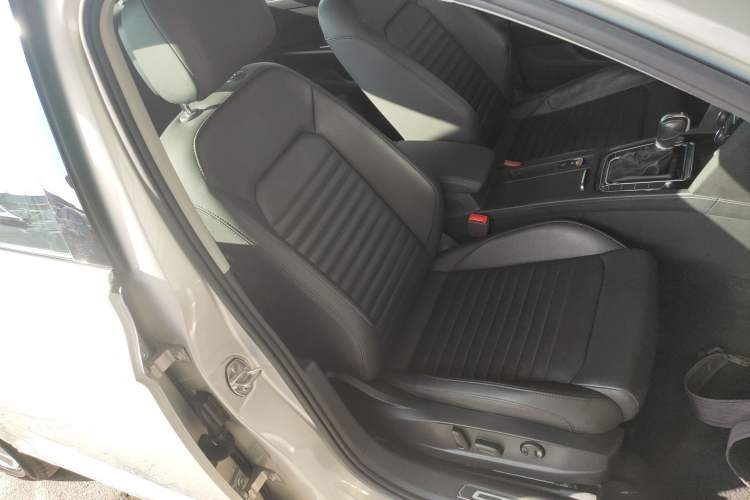 Used Volkswagen Magotan 2019 330TSI DSG Leading Edition China V Standard Right Front Seat