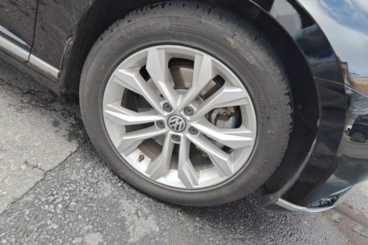 Used Volkswagen Magotan 2019 330TSI DSG Luxury Model China V Standard Right Front Wheel Hub