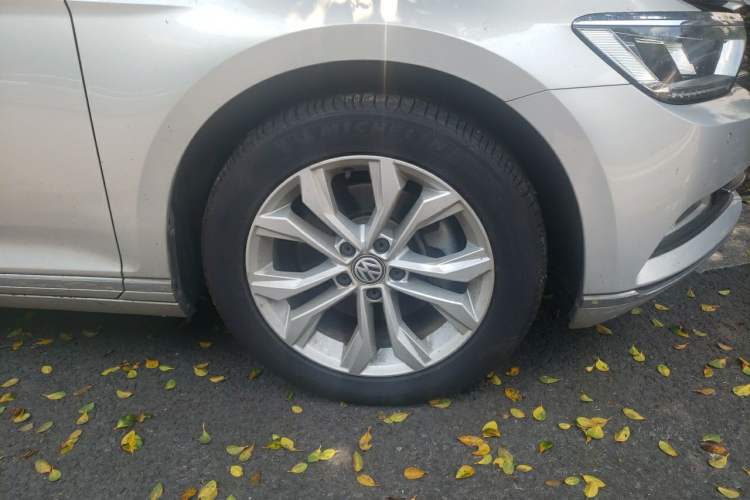 Used Volkswagen Magotan 2019 330TSI DSG Luxury Version China VI Standard Right Front Wheel Hub