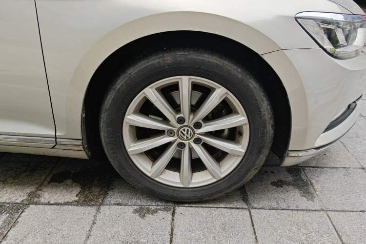 Used Volkswagen Magotan 2019 330TSI DSG Leading Model China VI Standard Right Front Wheel Hub