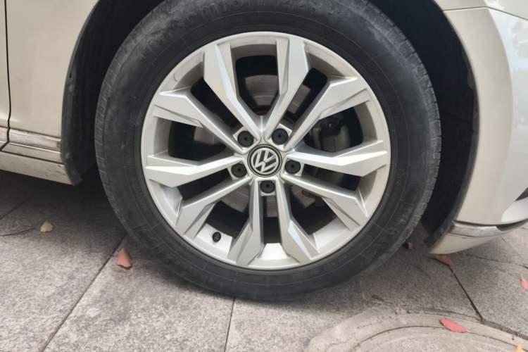 Used Volkswagen Magotan 2019 330TSI DSG Luxury Model China V Standard Right Front Wheel Hub