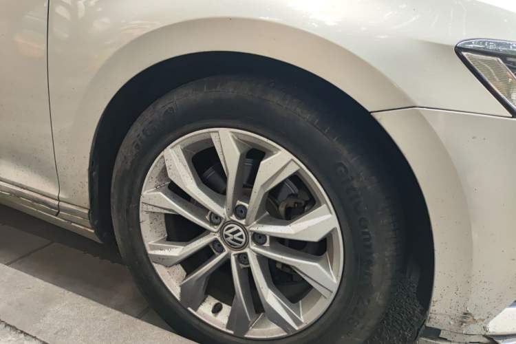 Used Volkswagen Magotan 2019 330TSI DSG Luxury Model China V Standard Right Front Wheel Hub