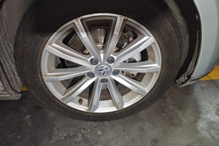Used Volkswagen Magotan 2019 330TSI DSG Leading Model China VI Standard Right Front Wheel Hub