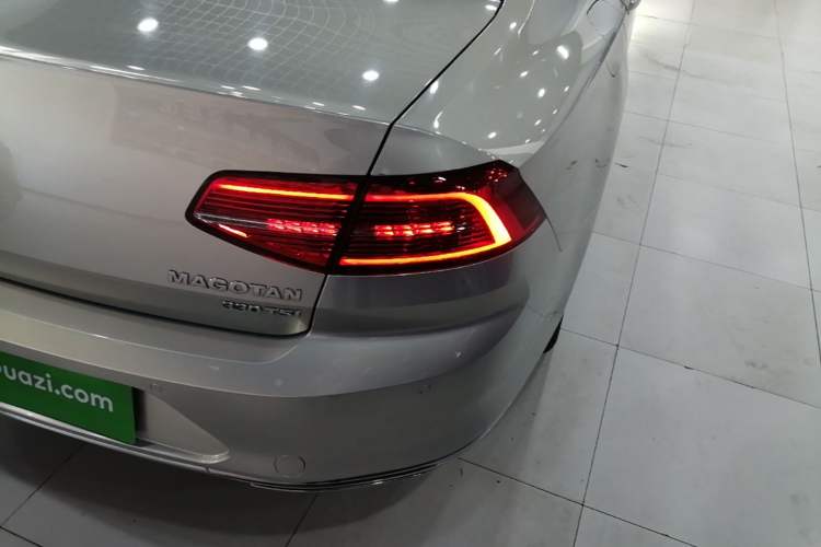 Used Volkswagen Magotan 2019 330TSI DSG Luxury Version China VI Standard Right Rear Taillight