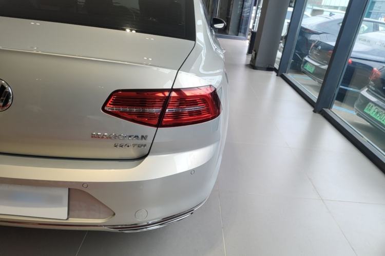 Used Volkswagen Magotan 2019 330TSI DSG Luxury Version China VI Standard Right Rear Taillight