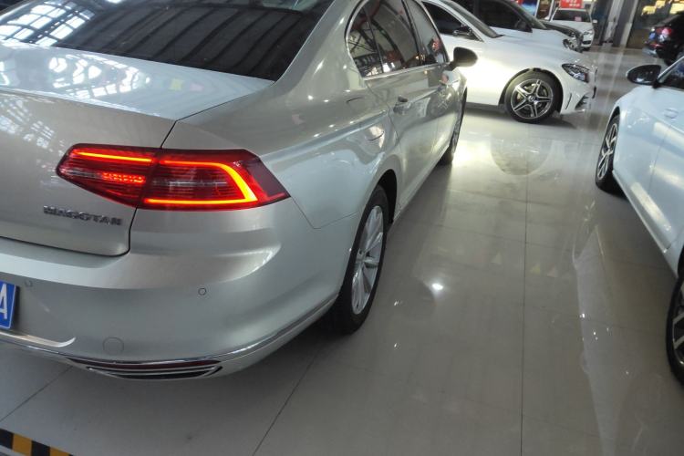 Used Volkswagen Magotan 2019 330TSI DSG Leading Edition China V Standard Right Rear Taillight