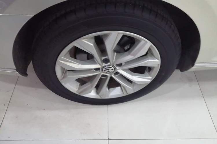 Used Volkswagen Magotan 2019 330TSI DSG Luxury Version China VI Standard Right Rear Wheel Hub