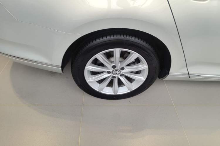 Used Volkswagen Magotan 2019 330TSI DSG Luxury Version China VI Standard Right Rear Wheel Hub