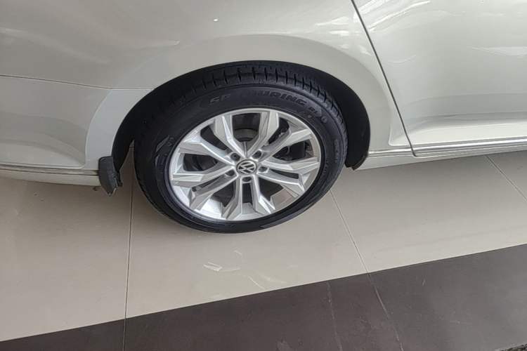 Used Volkswagen Magotan 2019 330TSI DSG Luxury Model China V Standard Right Rear Wheel Hub
