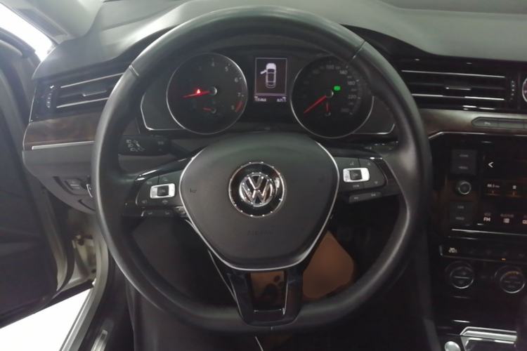 Used Volkswagen Magotan 2019 330TSI DSG Luxury Version China VI Standard Steering Wheel