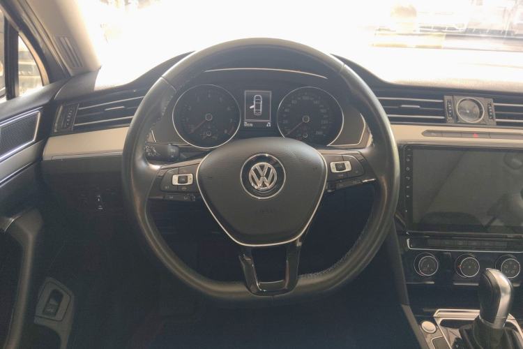 Used Volkswagen Magotan 2019 330TSI DSG Leading Edition China V Standard Steering Wheel