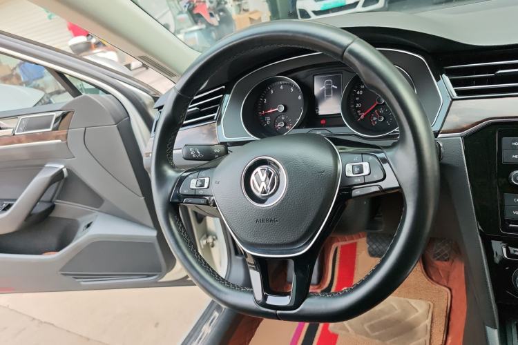 Used Volkswagen Magotan 2019 380TSI DSG Luxury Model China V Standard Steering Wheel