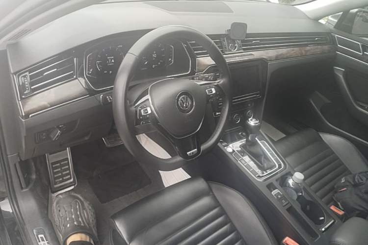 Used Volkswagen Magotan 2019 330TSI DSG Luxury Version China VI Standard Center Console
