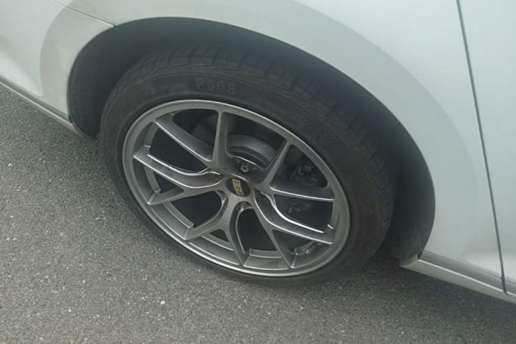 Used Volkswagen Magotan 2019 330TSI DSG Luxury Version China VI Standard Right Rear Wheel Hub