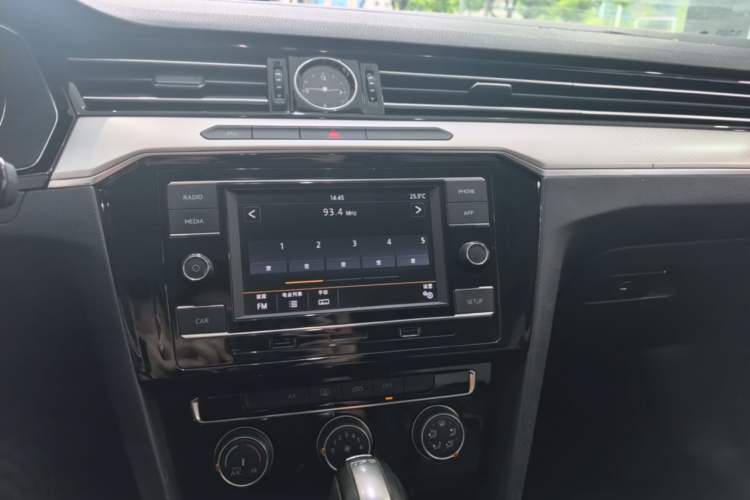 Used Volkswagen Magotan 2019 330TSI DSG Leading Model China VI Standard Audio And AC Panel