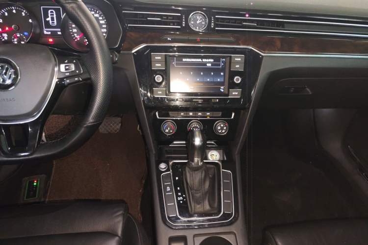 Used Volkswagen Magotan 2019 330TSI DSG Leading Model China VI Standard Audio And AC Panel