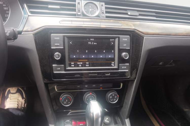 Used Volkswagen Magotan 2019 330TSI DSG Leading Model China VI Standard Audio And AC Panel