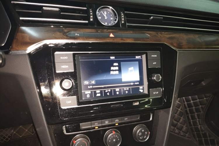 Used Volkswagen Magotan 2019 330TSI DSG Leading Model China VI Standard Audio And AC Panel