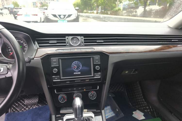 Used Volkswagen Magotan 2019 330TSI DSG Leading Model China VI Standard Audio And AC Panel