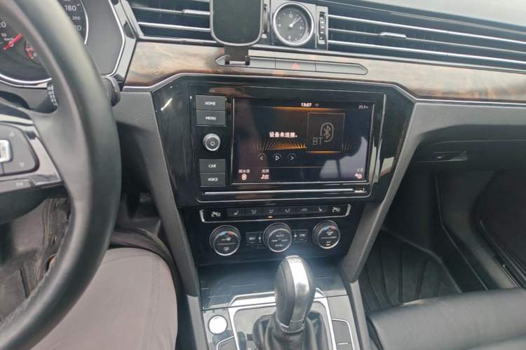 Used Volkswagen Magotan 2019 330TSI DSG Luxury Version China VI Standard Audio And AC Panel