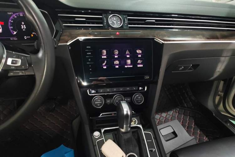 Used Volkswagen Magotan 2019 330TSI DSG Luxury Version China VI Standard Audio And AC Panel