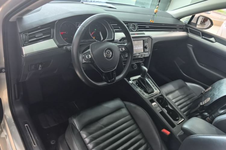 Used Volkswagen Magotan 2019 330TSI DSG Leading Model China VI Standard Center Console