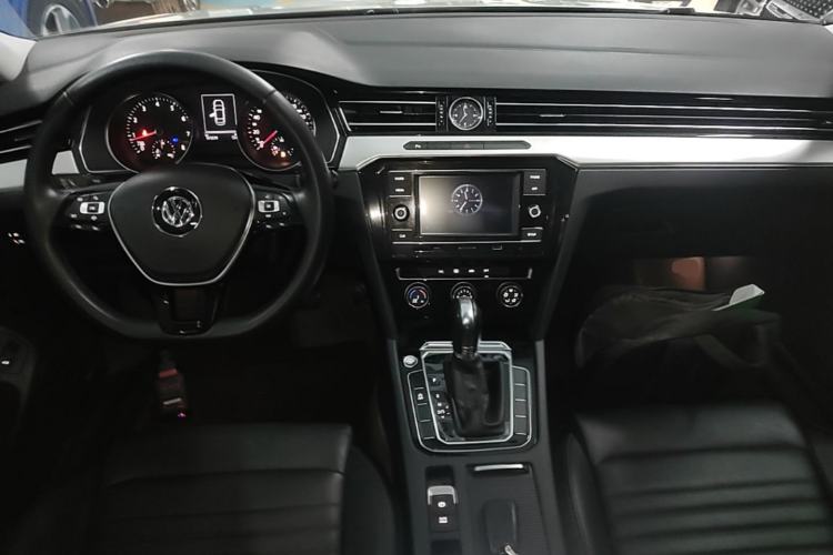Used Volkswagen Magotan 2019 330TSI DSG Leading Edition China V Standard Center Console