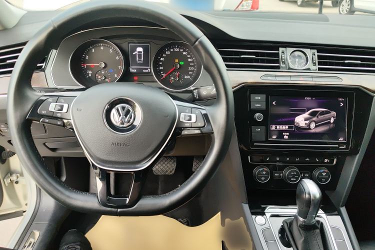 Used Volkswagen Magotan 2019 330TSI DSG Luxury Model China V Standard Center Console