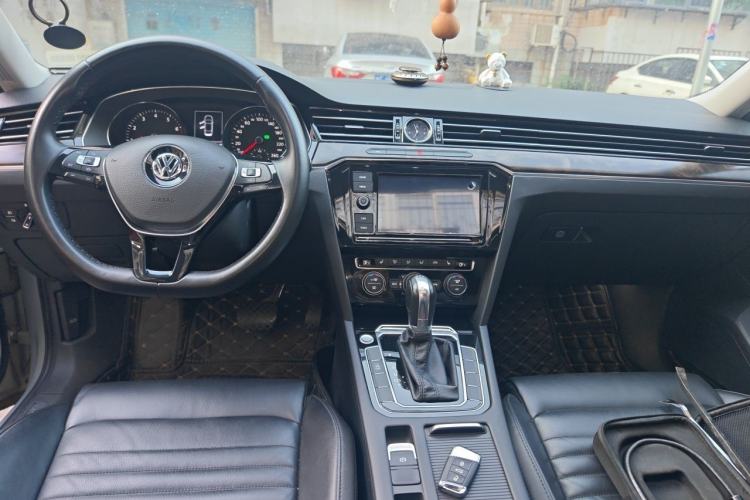 Used Volkswagen Magotan 2019 330TSI DSG Luxury Version China VI Standard Center Console