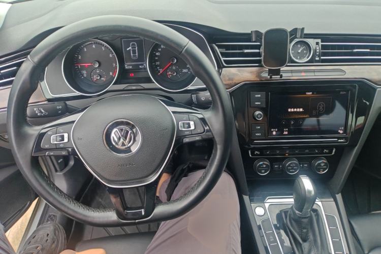 Used Volkswagen Magotan 2019 330TSI DSG Luxury Version China VI Standard Center Console