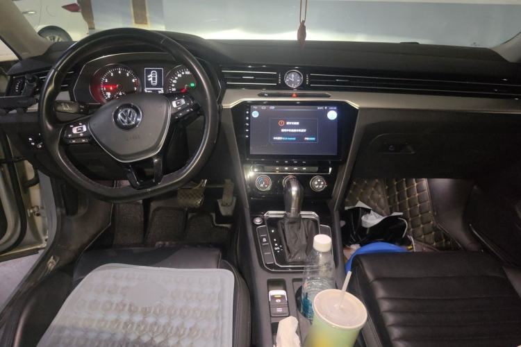 Used Volkswagen Magotan 2019 330TSI DSG Leading Model China VI Standard Center Console