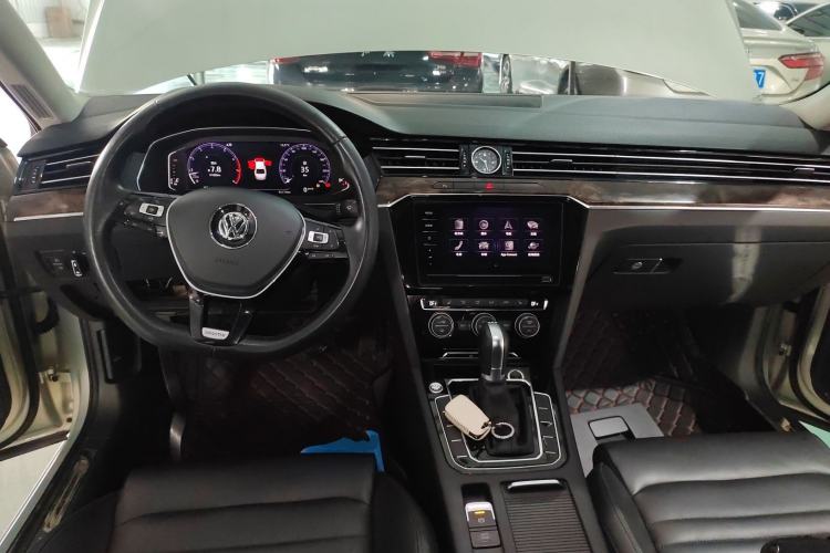 Used Volkswagen Magotan 2019 330TSI DSG Luxury Version China VI Standard Center Console