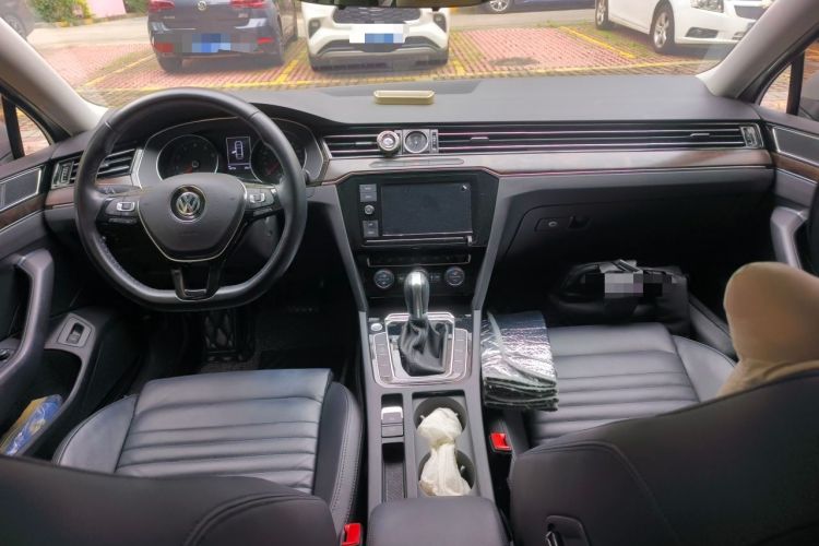 Used Volkswagen Magotan 2019 330TSI DSG Luxury Version China VI Standard Center Console