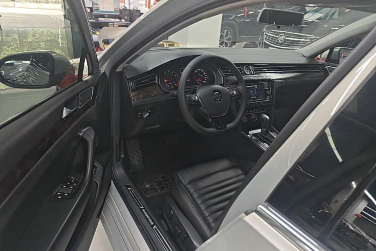 Used Volkswagen Magotan 2019 330TSI DSG Leading Model China VI Standard Driver Seat