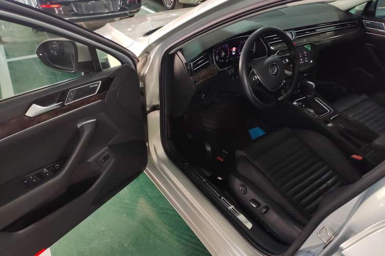 Used Volkswagen Magotan 2019 330TSI DSG Luxury Version China VI Standard Driver Seat