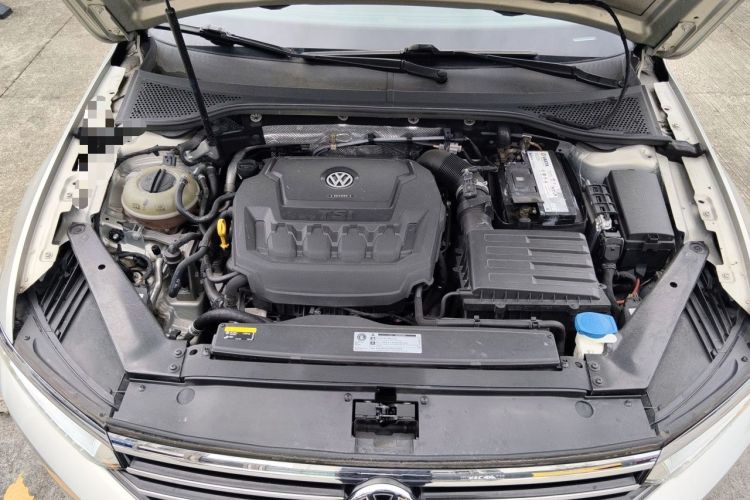 Used Volkswagen Magotan 2019 330TSI DSG Luxury Version China VI Standard Engine Bay