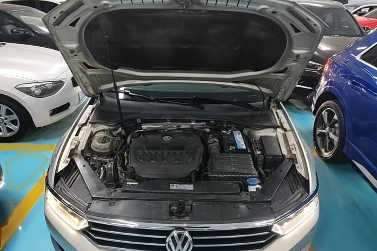 Used Volkswagen Magotan 2019 330TSI DSG Leading Edition China V Standard Engine Bay