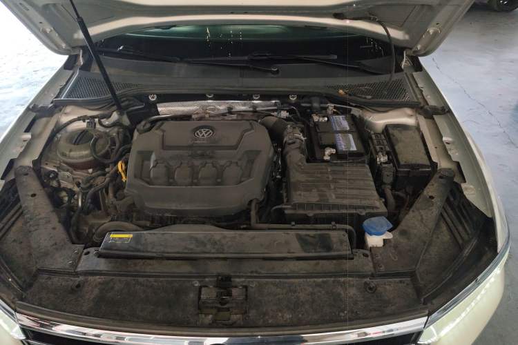 Used Volkswagen Magotan 2019 330TSI DSG Leading Model China VI Standard Engine Bay