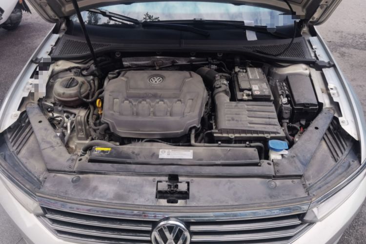 Used Volkswagen Magotan 2019 330TSI DSG Leading Model China VI Standard Engine Bay