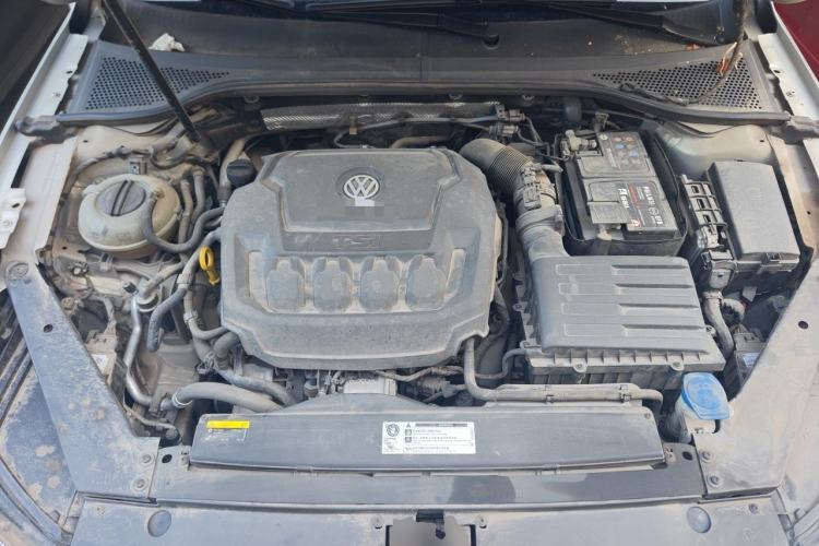 Used Volkswagen Magotan 2019 330TSI DSG Luxury Version China VI Standard Engine Bay