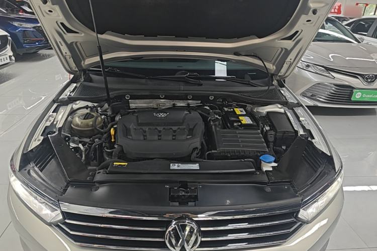 Used Volkswagen Magotan 2019 330TSI DSG Leading Model China VI Standard Engine Bay