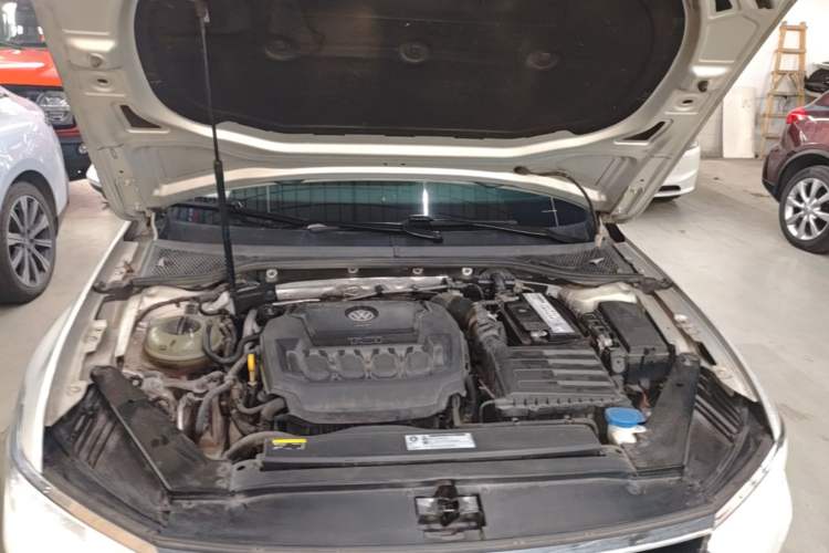 Used Volkswagen Magotan 2019 330TSI DSG Leading Model China VI Standard Engine Bay