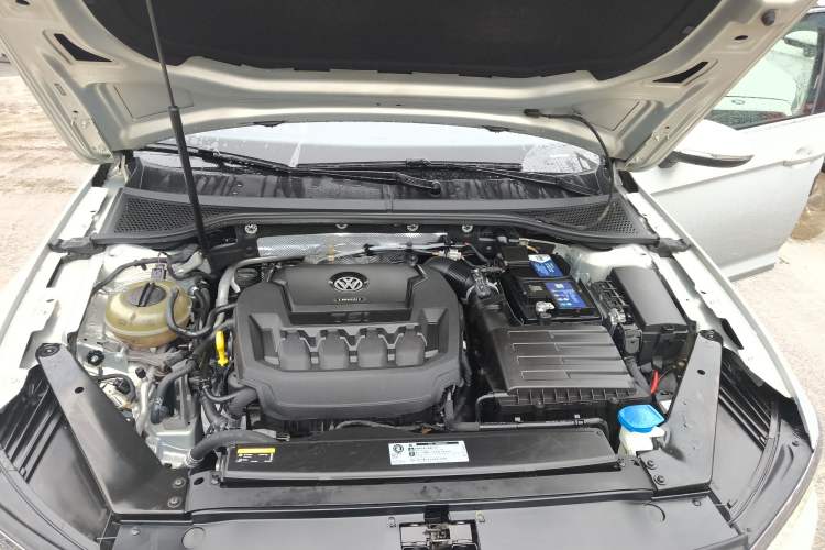 Used Volkswagen Magotan 2019 330TSI DSG Leading Model China VI Standard Engine Bay