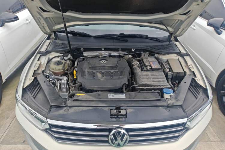 Used Volkswagen Magotan 2019 330TSI DSG Luxury Version China VI Standard Engine Bay