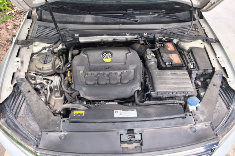 Used Volkswagen Magotan 2019 330TSI DSG Leading Model China VI Standard Engine Bay
