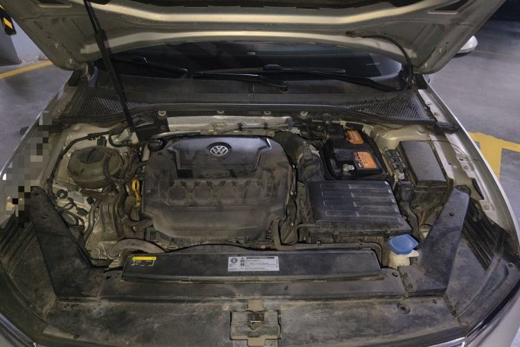 Used Volkswagen Magotan 2019 330TSI DSG Leading Model China VI Standard Engine Bay