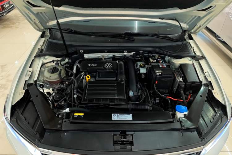 Used Volkswagen Magotan 2019 280TSI DSG Comfort Model China VI Standard Engine Bay