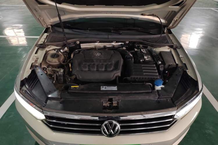 Used Volkswagen Magotan 2019 330TSI DSG Luxury Version China VI Standard Engine Bay