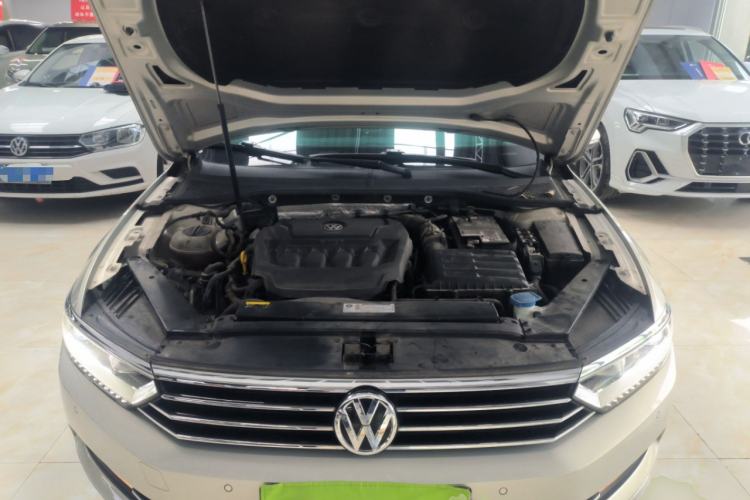 Used Volkswagen Magotan 2019 330TSI DSG Leading Model China VI Standard Engine Bay